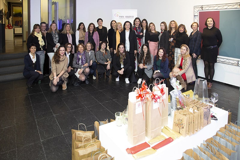 Mujeres profesionales celebran la Navidad con PWN Madrid