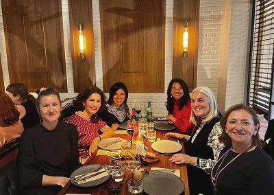Mujeres en comida navideña