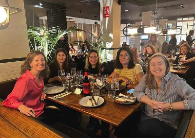 mujeres profesionales en almuerzo navideño